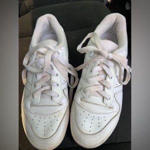 White adidas tennis shoes size 7